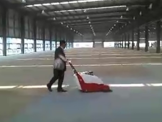意大利進(jìn)口汽油掃地吸塵機(jī)在建筑工地內(nèi)交工清場(chǎng)